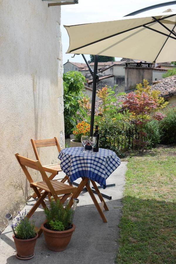 La Maison Du Tourniquet Aubeterre-sur-Dronne Luaran gambar